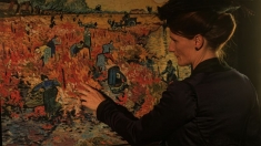 Anna Boch looking at painting Vincent Van Gogh
